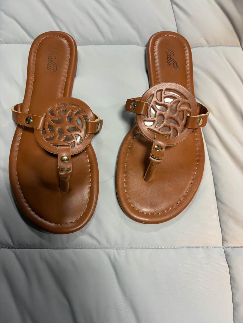 Katliu Tan Leather Circle-Emblem Thong Sandals - Women